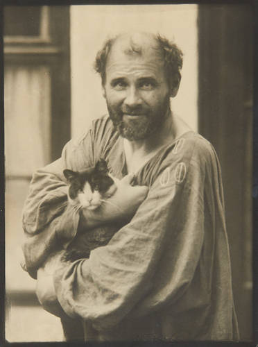 Gustav Klimt mit seiner Katze vor seinem Studio in der Josefstädter Straße 21 / Moriz Nähr