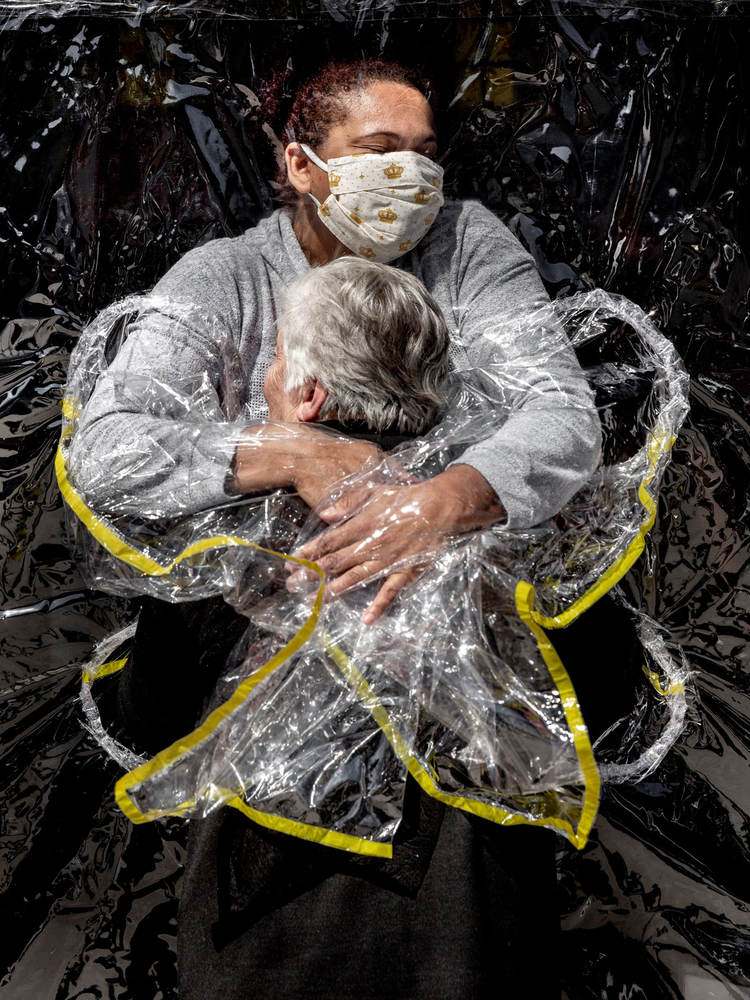 Rosa Luzia Lunardi (85) is embraced by nurse Adriana Silva da Costa Souza, at Viva Bem care home, S o Paulo, Brazil, on 5 August - Mads Nissen - WestLicht - World Press Photo 2021 - 